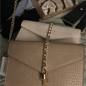 Elegant Tan Croc-Embossed Chain Bag